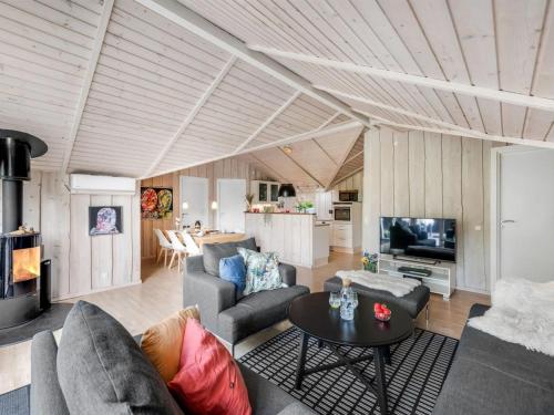 Una sala de estar con sofás y una mesa. en Holiday Home Impi - 1-5km from the sea by Interhome, en Fanø