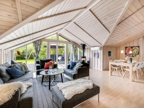 una sala de estar con un sofá y una mesa en Holiday Home Impi - 1-5km from the sea by Interhome, en Fanø