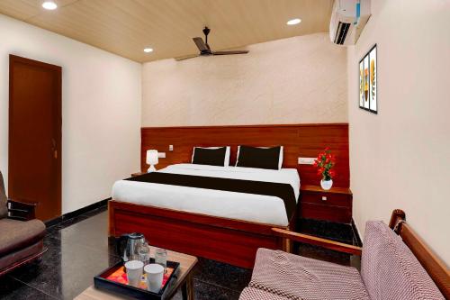 Postel nebo postele na pokoji v ubytování Collection O Vijayawada Koneru Centre Bus Station