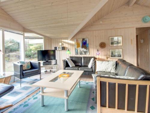 Μια τηλεόραση ή/και κέντρο ψυχαγωγίας στο Holiday Home Klint - 1-7km from the sea by Interhome