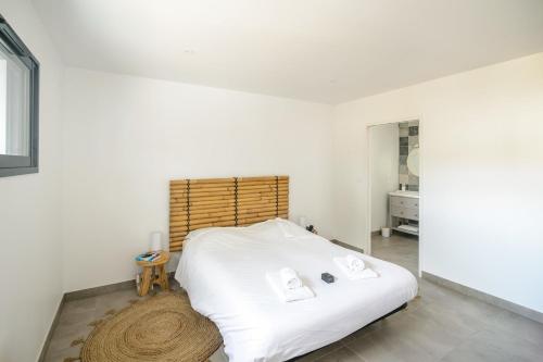 Katil atau katil-katil dalam bilik di Villa with terrace and pool near the Ocean