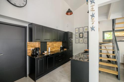 Dapur atau dapur kecil di Villa with terrace and pool near the Ocean