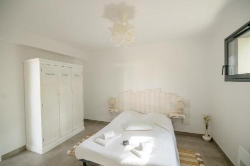 Katil atau katil-katil dalam bilik di Villa with terrace and pool near the Ocean
