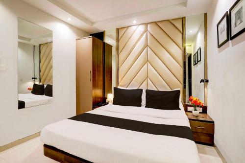 a bedroom with a large bed and a mirror at Collection O Mumbai Central in Mumbai