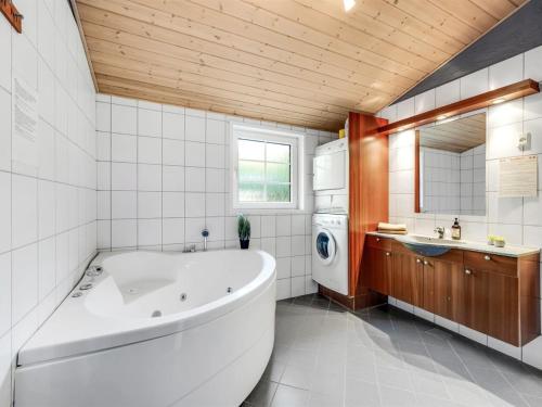 Koupelna v ubytování Holiday Home Jula - 800m from the sea by Interhome