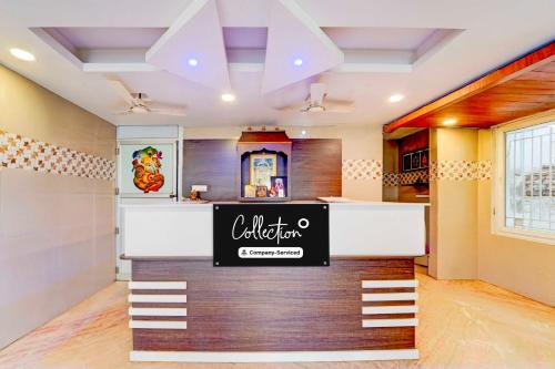 TallākulamCollection O Anna Nagar Madurai的一间在房间内有柜台的餐厅
