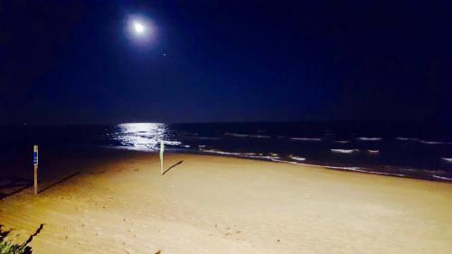 サンタ・マリア・デル・フォカッロにあるCaposud Residence and Beach Clubの海上の月と夜のビーチ