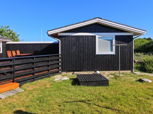 ファーンにあるHoliday Home Allis - 400m from the sea by Interhomeの庭のベンチ付黒い家
