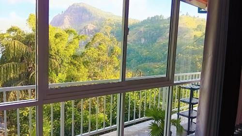 Vista generica sulle montagne o vista sulle montagne dall'interno della stanza in casa privata