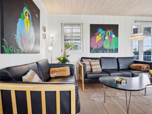 Posezení v ubytování Holiday Home Swana - 550m from the sea by Interhome