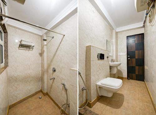 deux photos d'une salle de bain avec toilettes et douche dans l'établissement Hotel Skywood At Airport, à New Delhi