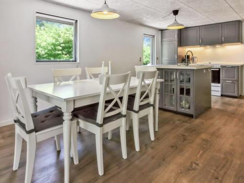 Η κουζίνα ή μικρή κουζίνα στο Holiday Home Kabbi - 2-6km from the sea by Interhome