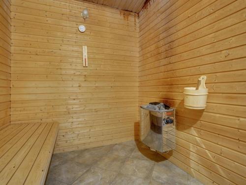 una sauna in legno con secchio sul muro di Holiday Home Nael - 1-6km from the sea by Interhome a Mølby