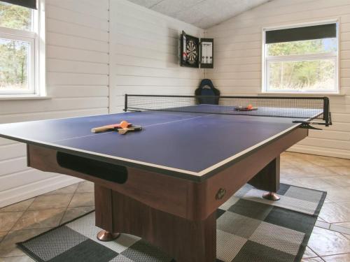un tavolo da ping pong in una stanza di Holiday Home Nael - 1-6km from the sea by Interhome a Mølby