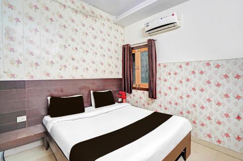 a bedroom with a large bed in a room at Super Collection O Prabhat Nagar Bareilly in Bareilly
