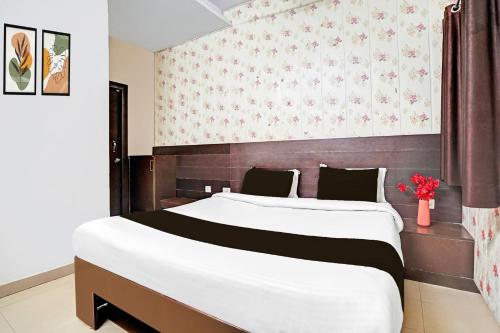 a bedroom with a large bed in a room at Super Collection O Prabhat Nagar Bareilly in Bareilly
