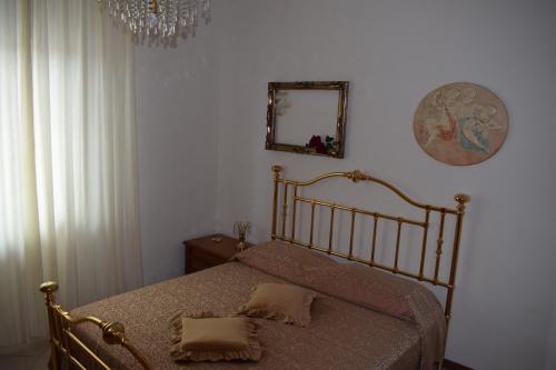 a bedroom with a bed and a mirror on the wall at La casa di Rita in Ponsacco