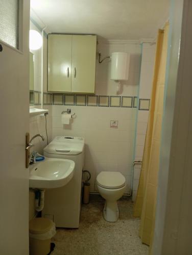 Quiet private room in a dormitory 5' from metro