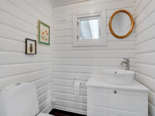 Ένα μπάνιο στο Holiday Home Henriethe - 1-1km from the sea by Interhome