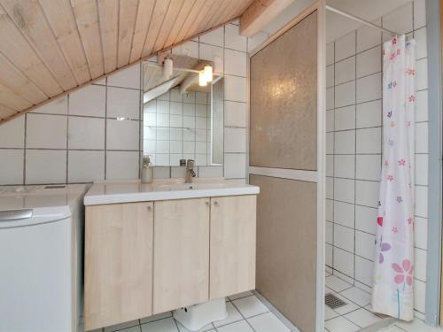 Ένα μπάνιο στο Apartment Mildred - 2-3km from the sea by Interhome