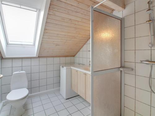 Ένα μπάνιο στο Apartment Mildred - 2-3km from the sea by Interhome
