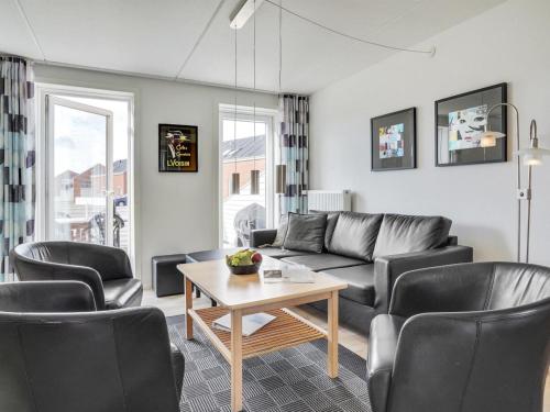 ein Wohnzimmer mit Sofa, Stühlen und einem Tisch in der Unterkunft Apartment Ameli - 2-3km from the sea by Interhome in Sønderby