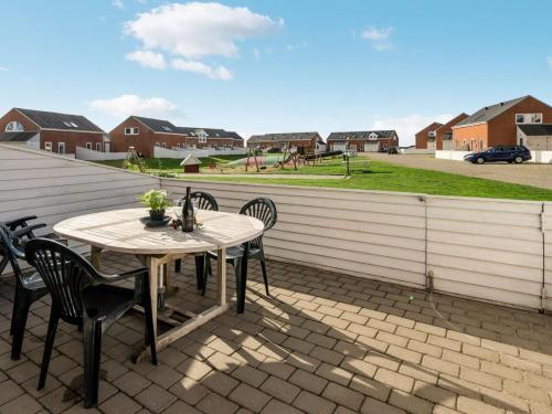 eine Terrasse mit einem Tisch und Stühlen auf dem Dach in der Unterkunft Apartment Ameli - 2-3km from the sea by Interhome in Sønderby