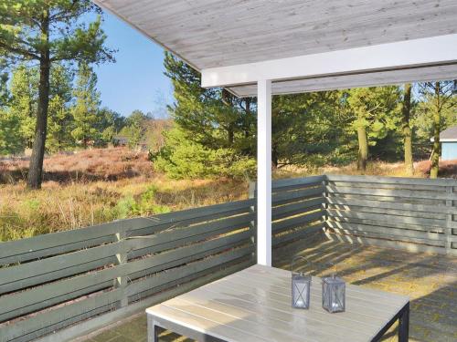 ein Tisch auf einer Veranda mit Blick auf ein Feld in der Unterkunft Holiday Home Ruzica - 3-9km from the sea by Interhome in Tagholm