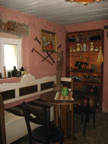 a room with a table and a kitchen with a bed at Vilni Kimnaty in Mukacheve