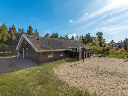 une maison sur la plage avec un panier de basket dans l'établissement Holiday Home Livni - 3-8km from the sea by Interhome, à Tagholm