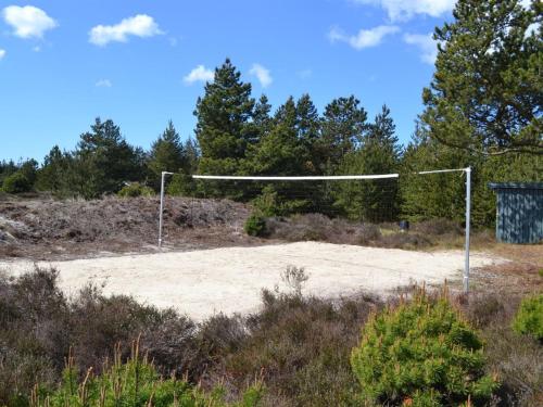 un filet de volley-ball au milieu d'un terrain dans l'établissement Holiday Home Fredrikka - 3-9km from the sea by Interhome, à Tagholm