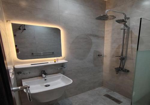 a bathroom with a sink and a mirror at شقق ماجد حي الريان in Jeddah