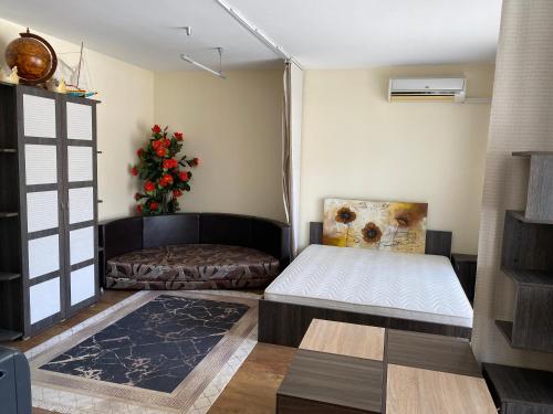 ein Schlafzimmer mit 2 Betten und einem Weihnachtsbaum in der Unterkunft Luxury Studio B02 SB in Sonnenstrand