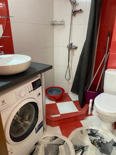 ein Badezimmer mit Waschmaschine und Waschbecken in der Unterkunft Luxury Studio B02 SB in Sonnenstrand