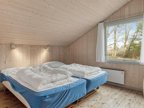 une chambre avec un lit dans une pièce avec une fenêtre dans l'établissement Holiday Home Vivan - 3-8km from the sea by Interhome, à Tagholm