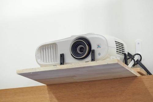 a camera sitting on top of a wooden shelf at Villa Foresta Sora in Nasushiobara