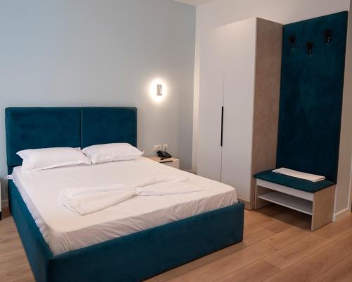 Postel nebo postele na pokoji v ubytování Leo Hotel
