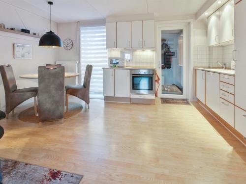 Η κουζίνα ή μικρή κουζίνα στο Apartment Aappo - 2-3km from the sea by Interhome