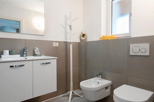 a bathroom with a toilet and a sink at Auelehof Laives in Laives