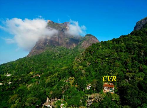 a mountain with the word cvr on it at Casa Verde Río in Rio de Janeiro