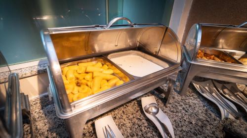a tray of french fries sitting on top of a counter at Pousada Itajuípe- Unidade Itabuna-Ba in Itabuna