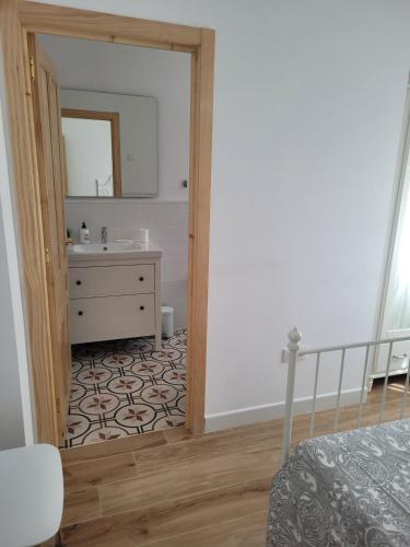 a bathroom with a sink and a mirror at Apartamento con WiFi y aparcamiento privado in Alcalá de Guadaira