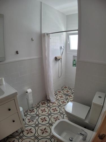 a bathroom with a toilet and a sink at Apartamento con WiFi y aparcamiento privado in Alcalá de Guadaira