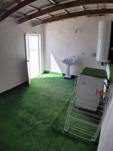 a room with green flooring in a room with a sink at Apartamento con WiFi y aparcamiento privado in Alcalá de Guadaira