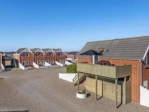 Un grupo de casas de ladrillo en un estacionamiento. en Apartment Reimund - 2-3km from the sea by Interhome, en Sønderby