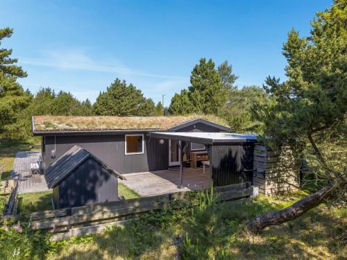 ein kleines Haus mit Grasdach in der Unterkunft Holiday Home Elin - 3km from the sea by Interhome in Bolilmark