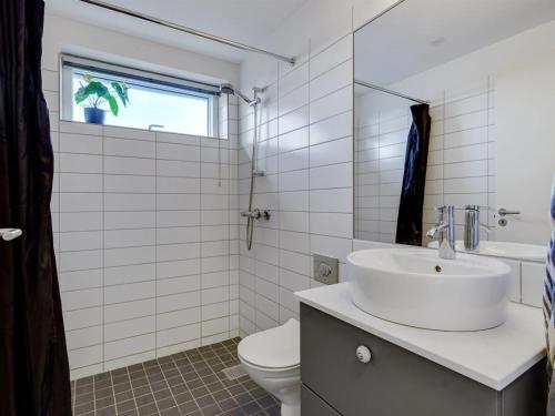 Ένα μπάνιο στο Apartment Pirkko - 100m from the sea by Interhome