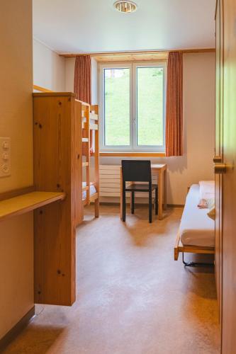 Postel nebo postele na pokoji v ubytování Davos Youth Hostel