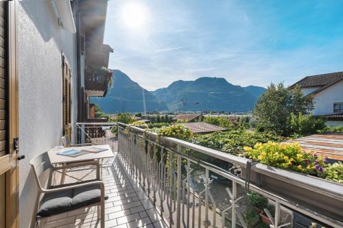 a balcony with a table and a view of mountains at Auelehof Laives in Laives