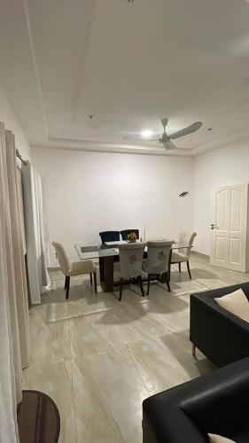 a living room with a dining table and chairs at Forever Appartements Cosy luxe in Cotonou